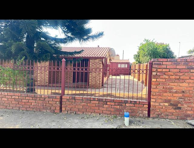 2 BEDROOM HOUSE FOR SALE IN MABOPANE  UNIT B